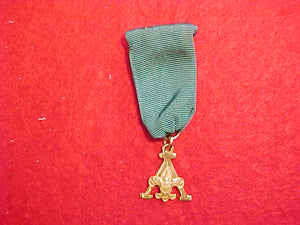 SCOUTER'S TRAINING AWARD "A" DESIGN MEDAL, 1948-56 ISSUE, MARKED "1/20 10K G.F." ROBBINS CO., GREEN RIBBON