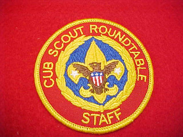 CUB SCOUT ROUNDTABLE STAFF, BLUE BEHIND TENDERFOOT EMBLEM, GOLD WREATH,1991+