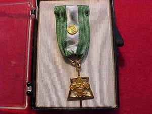 SCOUTER'S KEY, TENDERFOOT DESIGN MEDAL W/ COMMISSIONER DEVICE, HALLMARKED "r" 1/20 G.F., ORIG. BOX