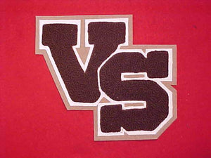 VARSITY SCOUT CHENILLE "VS", WHITE FELT ON TAN FELT, 1980