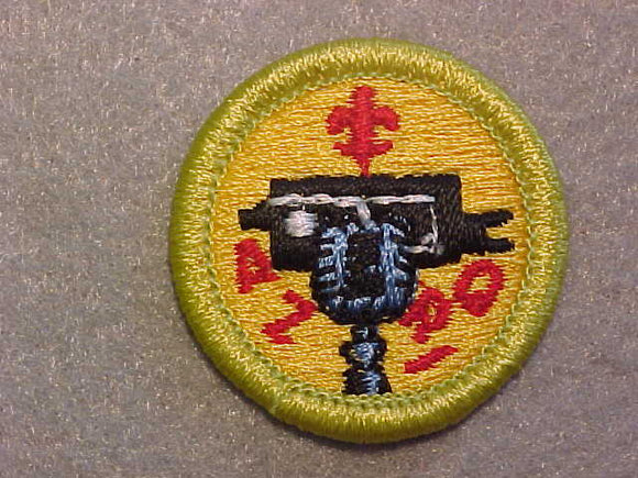 JOURNALISM- MICROPHONE 1975-99, MERIT BADGE WITH CLEAR PLASTIC BACK, GREEN BORDER, NO IMPRINTS/LOGOS IN PLASTIC