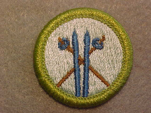 SKIING, BLUE SKIS 1980-99, MERIT BADGE WITH CLEAR PLASTIC BACK, GREEN BORDER, NO IMPRINTS/LOGOS IN PLASTIC